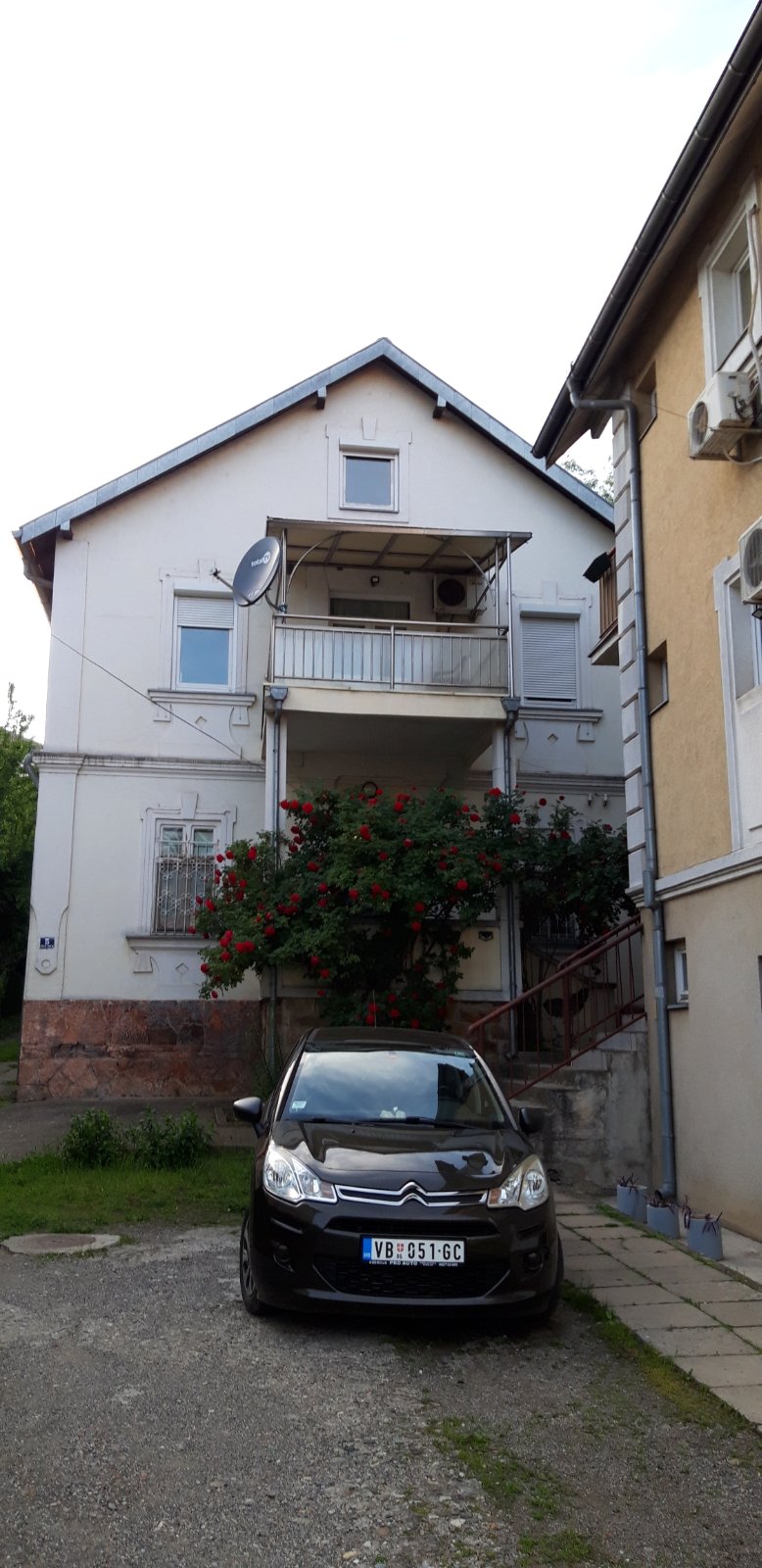 Ulaz u zgradu i parking